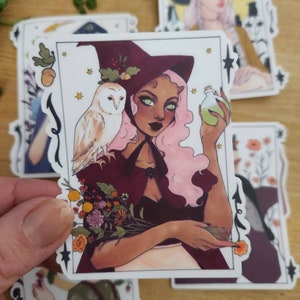 Autocollant de sorcière hibou | Autocollant d’art en vinyle mat, art de sorcière magique, portrait de personnage fantastique, portrait de fille dessiné à la main, illustration witchcore