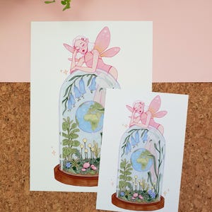 Pianeta natale | Illustrazione di pennarello fata rosa, disegno botanico floreale, atmosfera rosa pastello, illustrazione di cupola vegetale, arte del pianeta Terra