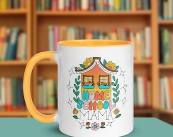 Puede incluir: Taza de cerámica blanca con interior y asa naranja. La taza presenta una colorida ilustración de una casa con las palabras "HOME SCHOOL MAMA" en una fuente caprichosa. Acentos florales y de hojas rodean el diseño de la casa.
