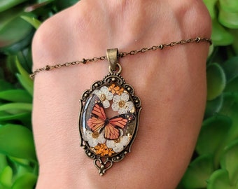 Collier papillon, collier en dentelle de la reine Anne, bijoux fleurs pressées, collier vraies fleurs, bijoux nature, collier fleurs en résine, papillon