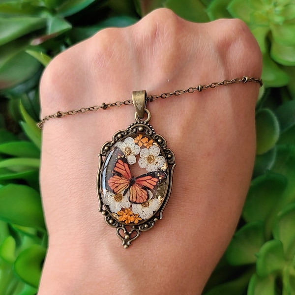 Butterfly Necklace,Queen Anne's Lace Necklace,Pressed Flower Jewelry,Real Flower Necklace,Nature Jewelry,Resin Flower Necklace,Butterfly