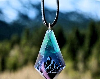 Aurores boréales, Collier unique, Bijoux en résine, Cadeau d'anniversaire, 5 ans d'existence, Collier pendentif, Montagne enneigée, Cadeau pour elle, Aurore boréale