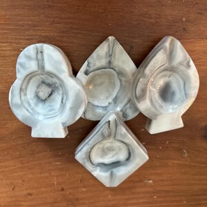 Cendriers, petits, individuels - Quatre cartes à jouer motif marbre blanc/gris
