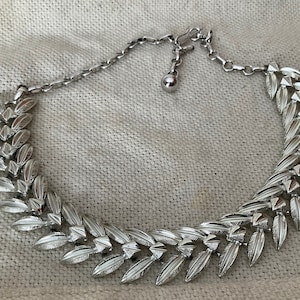 ◆VINTAGE HOLLYWOOD◆ Twist Leaf Chain Necklace VH2379NE007B VINTAGE NECKLACE - METAL TWISTED LINKING CHAIN W 4 LEAF