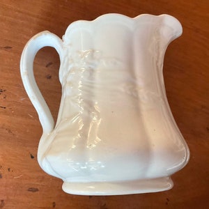 Ancienne cruche ou pichet Alfred Meakin en pierre de fer blanche de taille moyenne, motif blé et houblon