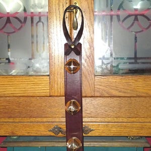 Timbre de puerta de cuero hecho a mano para entrenamiento de perros con 3 campanas, colgante decorativo de cuero para puerta