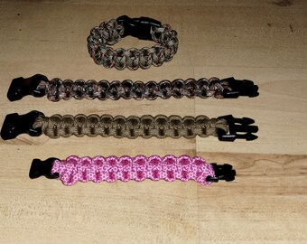 Paracord wristband, Pink Camo Paracord bracelet, 550 lb Paracord, with small clip for fashion and comfort.