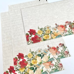 Puede incluir: Set de papeler&iacute;a de papel pergamino con un borde floral de rosas rojas, rosas, blancas y amarillas. El papel tiene un dise&ntilde;o de l&iacute;neas.