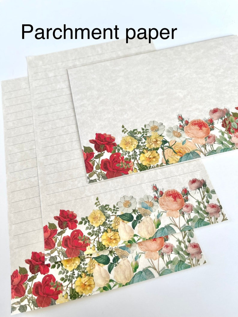 Puede incluir: Set de papeler&iacute;a de papel pergamino con un borde floral de rosas rojas, rosas, blancas y amarillas. El papel tiene un dise&ntilde;o de l&iacute;neas.