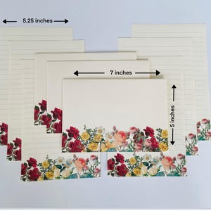 Puede incluir: Conjunto de 8 tarjetas de notas con l&iacute;neas y bordes florales. Cada tarjeta mide 13,3 cm por 17,8 cm. Las tarjetas est&aacute;n impresas con un dise&ntilde;o floral en tonos rojos, rosas, amarillos y verdes.