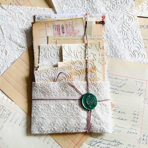 紙パック、コラージュやジャーナリング、ジャンクジャーナル用のヴィンテージ、質感のある、プリントされた紙の詰め合わせ。