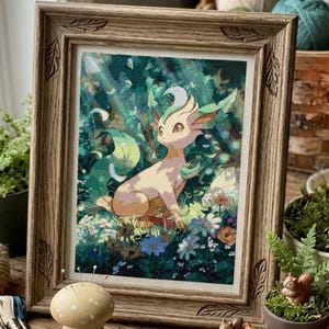 Peut inclure: Une broderie au point de croix encadrée représentant une créature claire aux grands yeux et aux accents verts, dans une scène de forêt luxuriante avec des fleurs. Le cadre en bois présente des motifs de feuilles sculptées, avec du fil et des ciseaux.