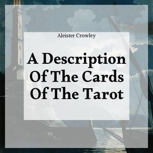 Op de afbeelding: Een vintage illustratie met de tekst "A Description Of The Cards Of The Tarot" door Aleister Crowley. De afbeelding toont een vuurtoren, zeilschepen en een bewolkte lucht.