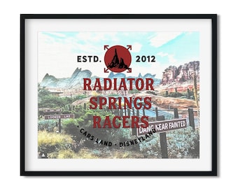 Puede incluir: Una ilustración de estilo vintage de Radiator Springs Racers en Disneyland. La imagen presenta un círculo rojo con una montaña en su interior, el texto "ESTD. 2012" y las palabras "Radiator Springs Racers" en rojo. La imagen también incluye un cartel que dice "Cars Land - Disneyland" y otro cartel que dice "Dang Near Fainted".