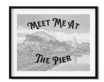 Puede incluir: Ilustración en blanco y negro de un muelle con un edificio en el fondo. El texto "Meet Me At The Pier" está escrito en una fuente estilizada.