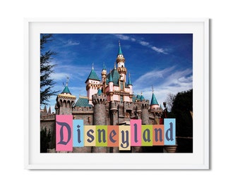 Puede incluir: Una imagen colorida del castillo de la Bella Durmiente en Disneyland con la palabra "Disneyland" escrita en letras de colores frente al castillo.