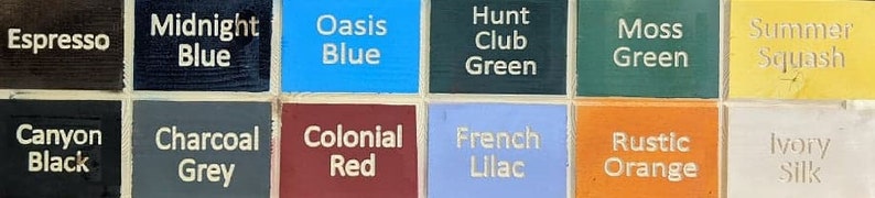 K&ouml;nnte beinhalten: Eine Farbkarte mit 12 Farben, darunter Espresso, Mitternachtsblau, Oasenblau, Jagdclub Gr&uuml;n, Moosgr&uuml;n, Sommersquash, Canyon Schwarz, Anthrazitgrau, Kolonialrot, Franz&ouml;sisch Lila, Rustikal Orange und Elfenbeinseide.