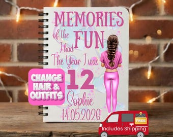 Könnte beinhalten: Ein Spiralnotizbuch mit dem Text "MEMORIES of the FUN I had The Year I was 12 Sophie 14.05.2026". Das Cover zeigt eine rosa Illustration einer Person in rosa Sportkleidung. Ein rosa Quadrat mit dem Text "CHANGE HAIR & OUTFITS" befindet sich links.