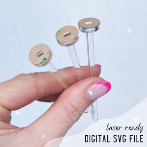 Puede incluir: Tres objetos transparentes con tallos rectangulares y tapas circulares de color beige. Cada tapa tiene un recorte cuadrado. El texto "laser ready DIGITAL SVG FILE" es visible en la esquina inferior derecha.