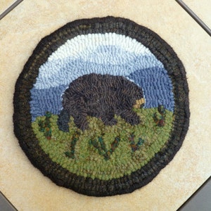 Mountain Bear Rug Hooking Kit image 1