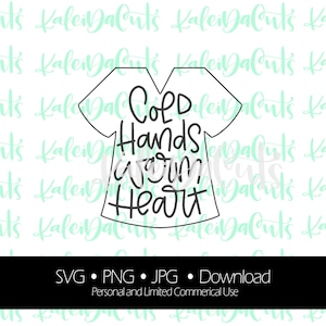 以下が含まれることがあります： 「Cold Hands Warm Heart」というテキストが書かれたTシャツの白黒のアウトライン。画像は、薄い緑色の背景に「KaleiDaCuts」というテキストが繰り返し書かれている。