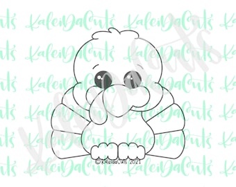 Puede incluir: Un dibujo lineal de un pavo de dibujos animados con ojos grandes, un pico y un abanico de plumas de la cola. El pavo está sentado. El texto "KaleiDaCuts 2021" está en la parte inferior.