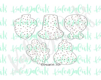 Puede incluir: Cinco cortadores de galletas con forma de bellota, sombrero de peregrino, calabaza, hoja y calabaza. Los cortadores de galletas están delineados en negro y tienen un fondo blanco con lunares marrones y dorados.