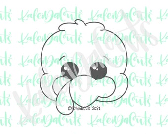 Puede incluir: Cortador de galletas en blanco y negro con forma de cara de dibujos animados con ojos grandes y boca sonriente. El cortador tiene forma redonda y está etiquetado como "KaleiDaCuts 2021".