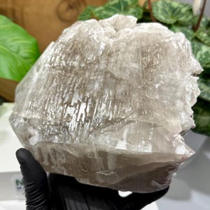 Skelettformad rökkvartskristall med elementär avslutning, lepidolit och cleavelandit - Havey Quarry, Maine - Naturligt mineralutställningsobjekt