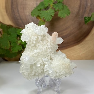 Apophyllite et stilbite pêche dans une matrice de calcédoine druzy de Nashik, Inde - Présentoir en zéolite naturelle parfait pour les collections de minéraux