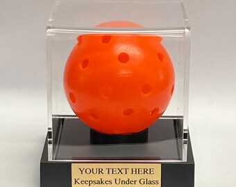 Vitrine acrylique pour pickleball avec base noire et gravure personnalisée