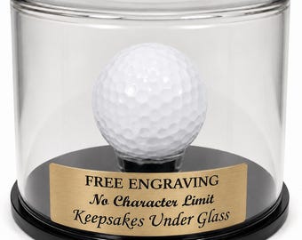 Personalisierte Golfball-Vitrine: Rundes Glas mit Sockel – inklusive graviertem Namensschild