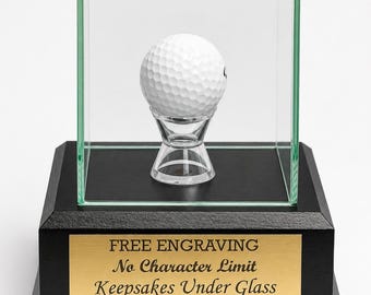 Personalisierte Golfball-Glasvitrine: Schwarzer Holzsockel, kostenlose Gravur