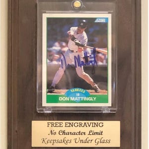 Honkbal - sportruilkaart Gepersonaliseerde verticale of horizontale wandmontage acryl vitrine walnoot of zwarte afwerking houten plaat.