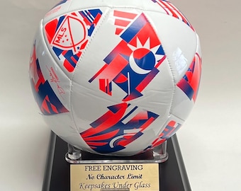 Présentoir personnalisé pour ballon de football avec base en bois finition noire ou noyer
