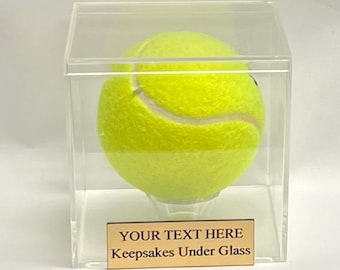 Présentoir de balles de tennis en acrylique gravé avec couvercle ajusté et support personnalisé
