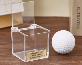 Gepersonaliseerde acryl displaykast voor golfballen met de tekst "Hole in One" en een scharnierend deksel.