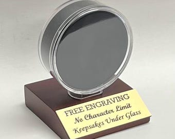 Vitrine personnalisée pour rondelles de hockey : support en acrylique gravé, base finition cerisier ou noire