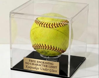 Gepersonaliseerde acrylvitrine voor softbal voor een bal van 11 of 12 inch.