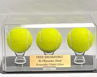 Displayvitrine voor drie tennisballen (3 stuks): Acryl, afgeschuinde randen, op maat gemaakte voet en gratis gravure.