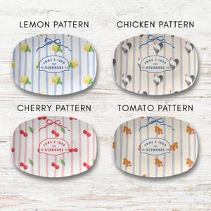 Puede incluir: Cuatro fuentes ovaladas con diferentes dise&ntilde;os: limones, pollos, cerezas y tomates. Cada fuente tiene un dise&ntilde;o de lazo azul y el texto "EMMA & JOHN THE 20 REDMONDS 25" o "EMMA & JOHN THE 20 REDMONDS 26".