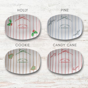 Puede incluir: Cuatro fuentes ovaladas con patrones de rayas verticales y dise&ntilde;os navide&ntilde;os. Cada fuente presenta un dise&ntilde;o diferente: acebo, pino, galleta y bast&oacute;n de caramelo. Las fuentes incluyen el texto "EMMA & JOHN THE 20 REDMONDS 25".
