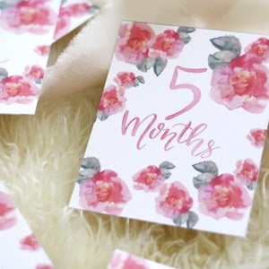 Cartes bébé étape importante, Calligraphie fleur rose, Étapes importantes à imprimer pour bébé, Signes du mois de bébé, Cartes étape bébé fille