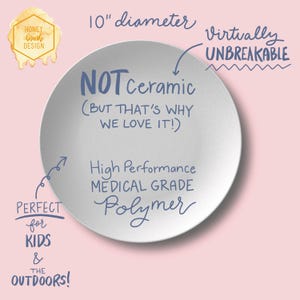 Puede incluir: Un plato blanco de 25,4 cm de di&aacute;metro, con texto que dice &laquo;NO es cer&aacute;mica&raquo; y &laquo;Pr&aacute;cticamente irrompible&raquo;. El plato est&aacute; hecho de pol&iacute;mero de grado m&eacute;dico de alto rendimiento y es perfecto para ni&ntilde;os y exteriores.