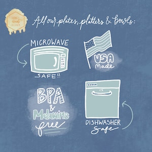 Puede incluir: Ilustraci&oacute;n sobre fondo azul con texto y dibujos. El texto dice: "Todos nuestros platos, fuentes y cuencos: &iexcl;Apto para microondas! Sin BPA ni melamina. Hecho en EE. UU. Apto para lavavajillas."