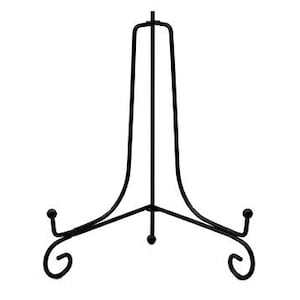 Puede incluir: Un soporte de exhibici&oacute;n de metal negro con un dise&ntilde;o curvo. El soporte tiene tres patas con adornos decorativos y un soporte superior para sostener objetos. Dise&ntilde;ado para platos, obras de arte u otros objetos decorativos.