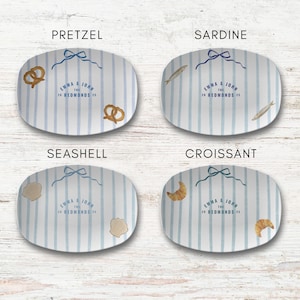 Puede incluir: Cuatro fuentes ovaladas con fondos a rayas azules y blancas. Cada fuente presenta un dise&ntilde;o diferente: pretzel, sardina, concha y croissant. El texto "EMMA & JOHN THE 20 REDMONDS 25" est&aacute; impreso en cada fuente.