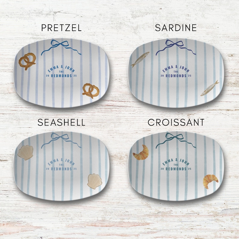 Puede incluir: Cuatro fuentes ovaladas con fondos a rayas azules y blancas. Cada fuente presenta un dise&ntilde;o diferente: pretzel, sardina, concha y croissant. El texto "EMMA & JOHN THE 20 REDMONDS 25" est&aacute; impreso en cada fuente.
