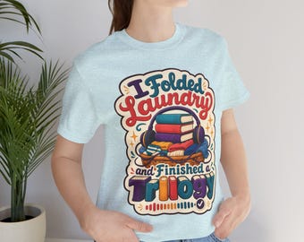 Camiseta "Doblé la ropa y terminé una trilogía", regalo divertido para lectores de audiolibros, camiseta con humor sobre tareas literarias para amantes de los audiolibros.