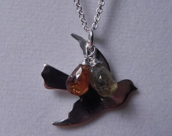 Colgante paloma en plata de ley con granates marrones y verdes